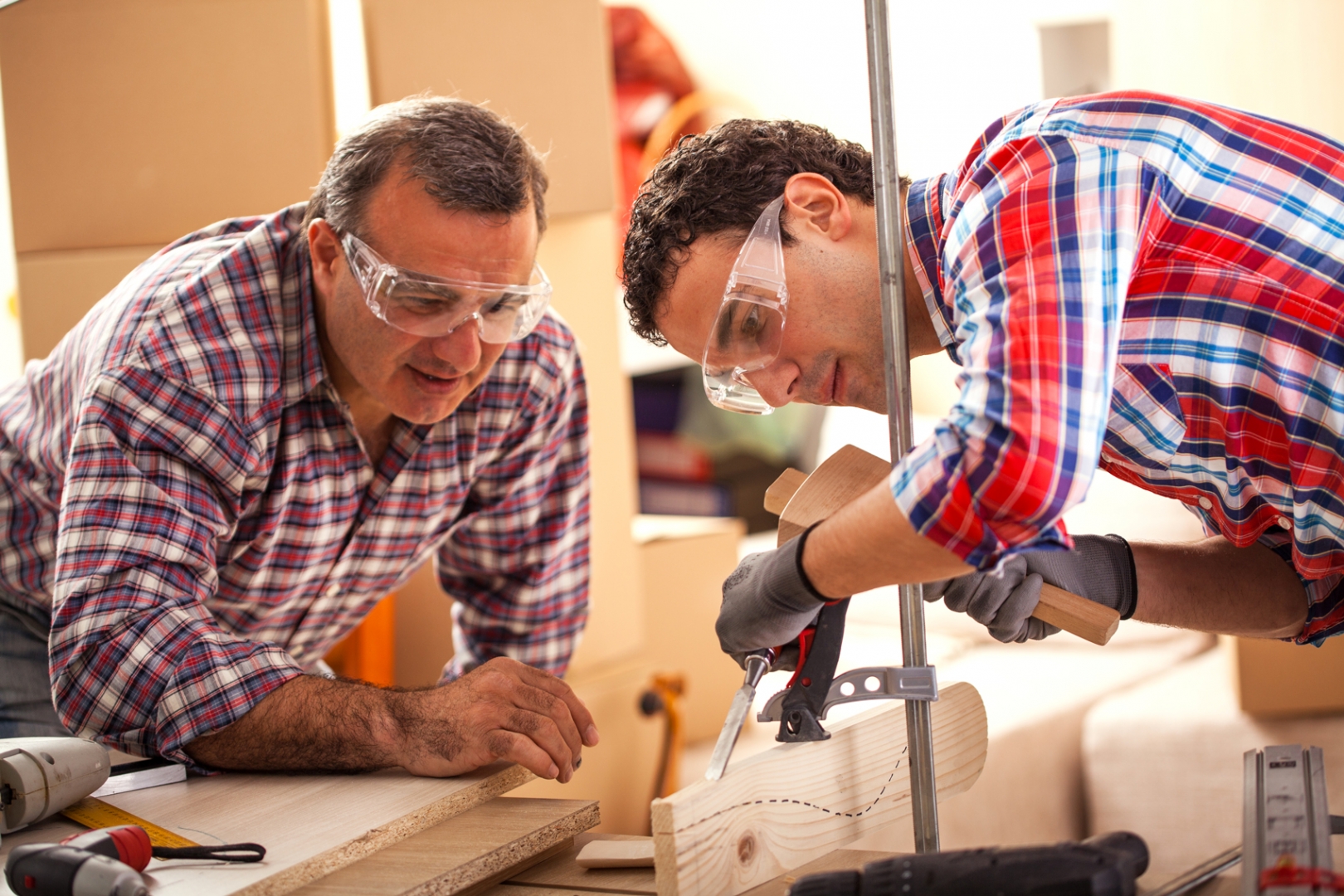 This is working. Два плотника. Плотник в очках. Папа делает мебель. Carpenter sktetkh.